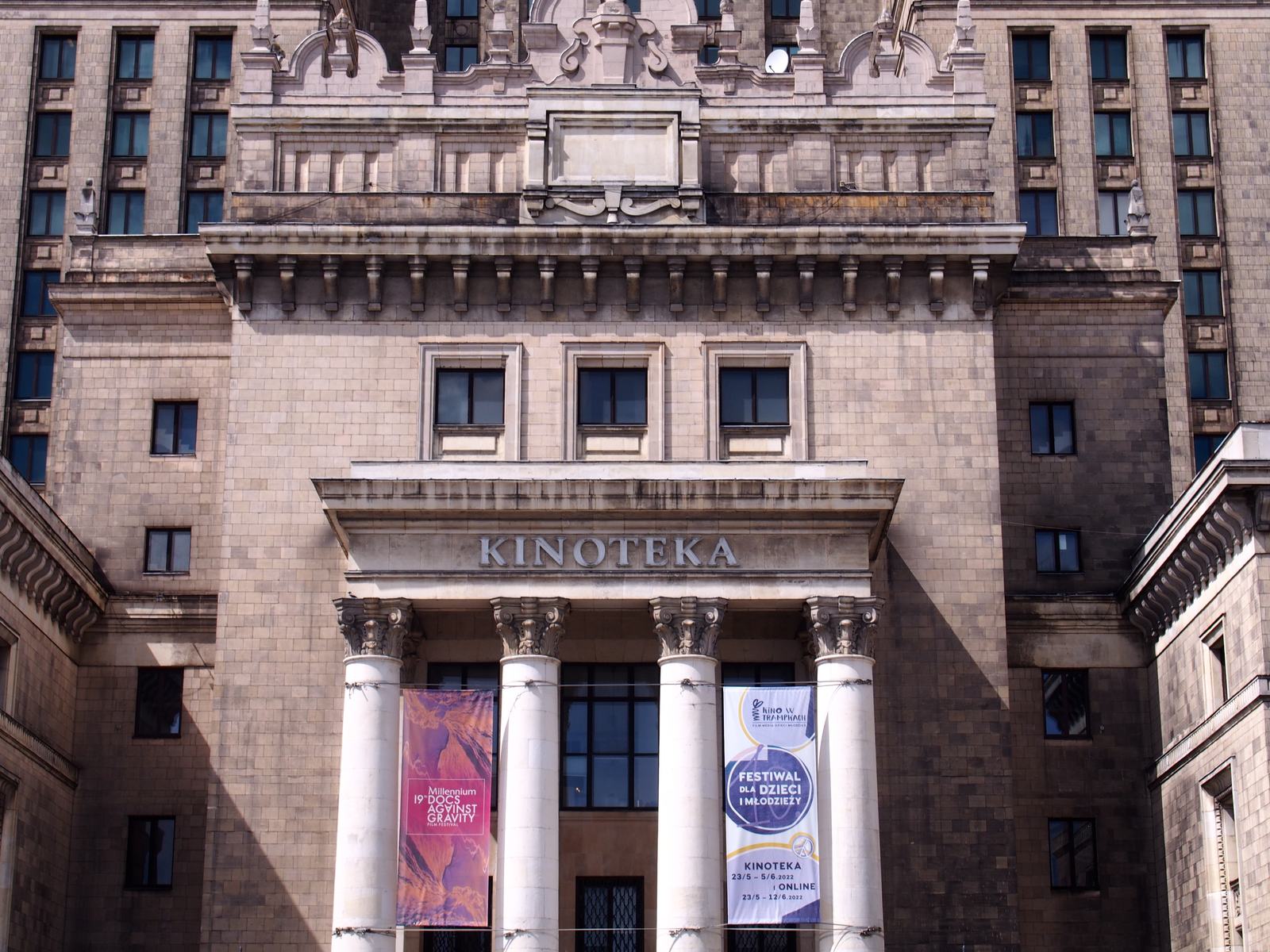 Wejście do Kinoteki w Pałacu Kultury, maj 2022.