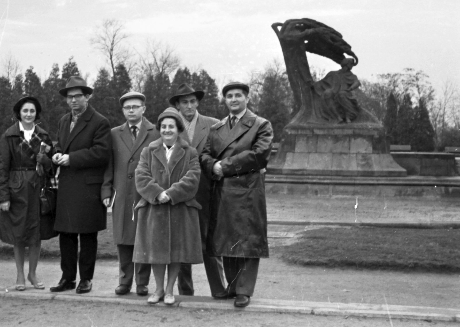 Przyjaciele przy pomniku Chopina w Łazienkach, 1963.