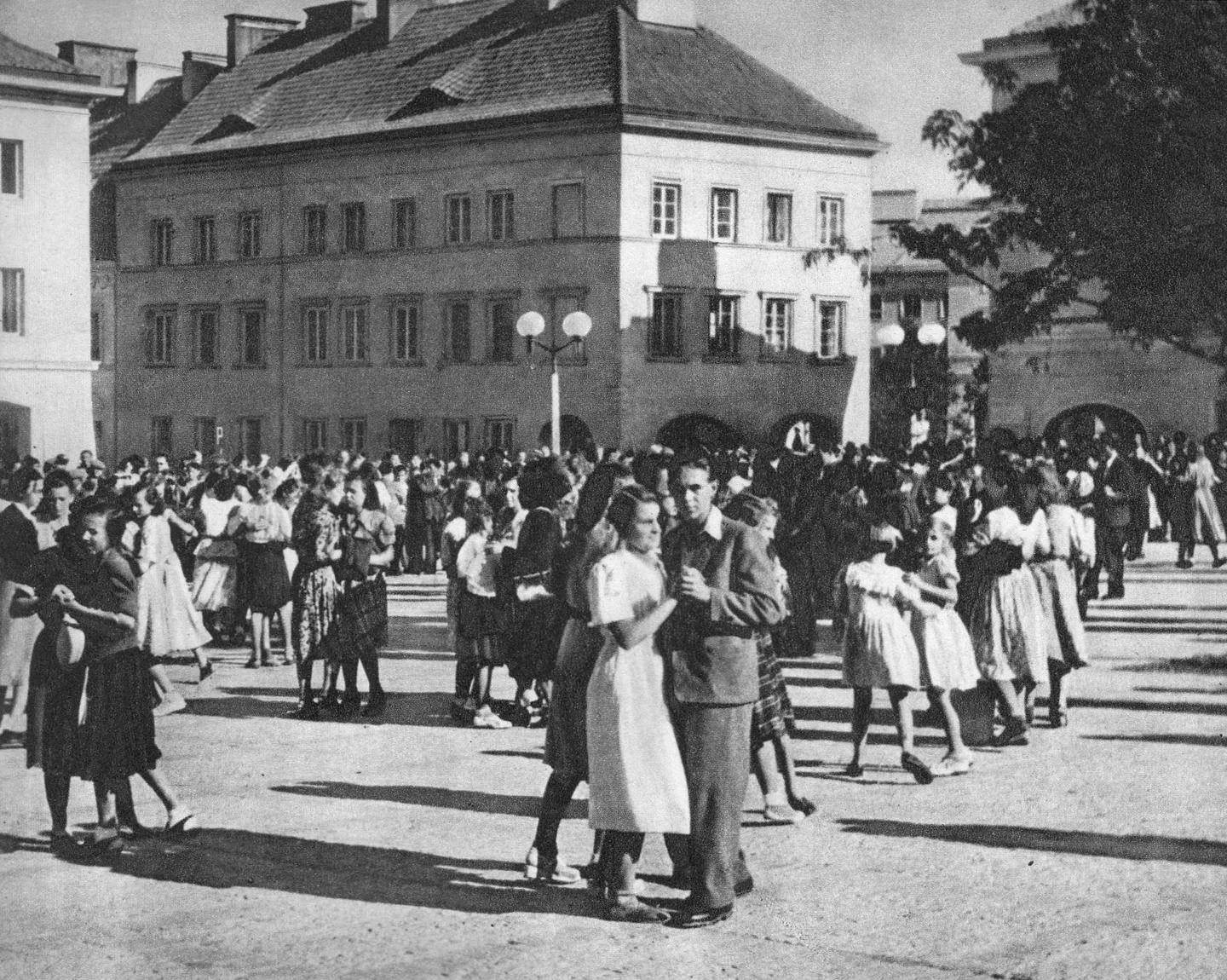 A dance on the Mariensztat market square, 1949.
