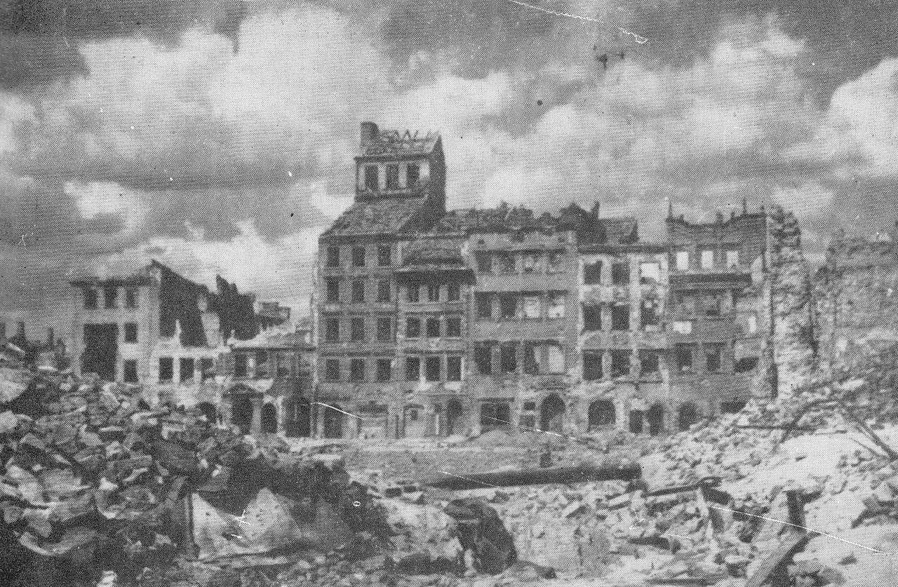 The Dekert side of the Old Town Market Square, 1945.