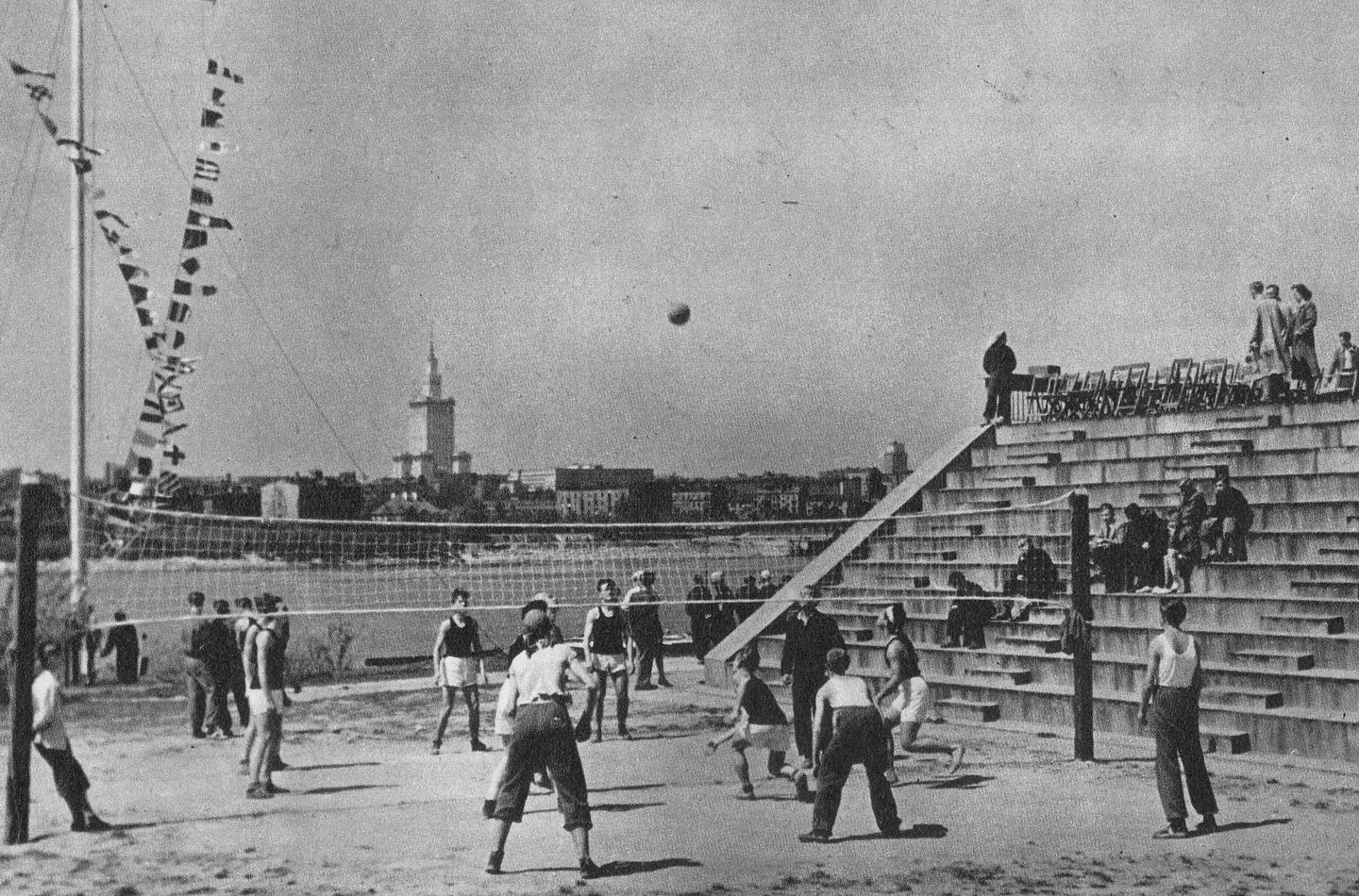 A volleyball game by the YMCA pavilion on Wał Miedzeszyński, 1950s, with the Palace of Culture across the Vistula.
