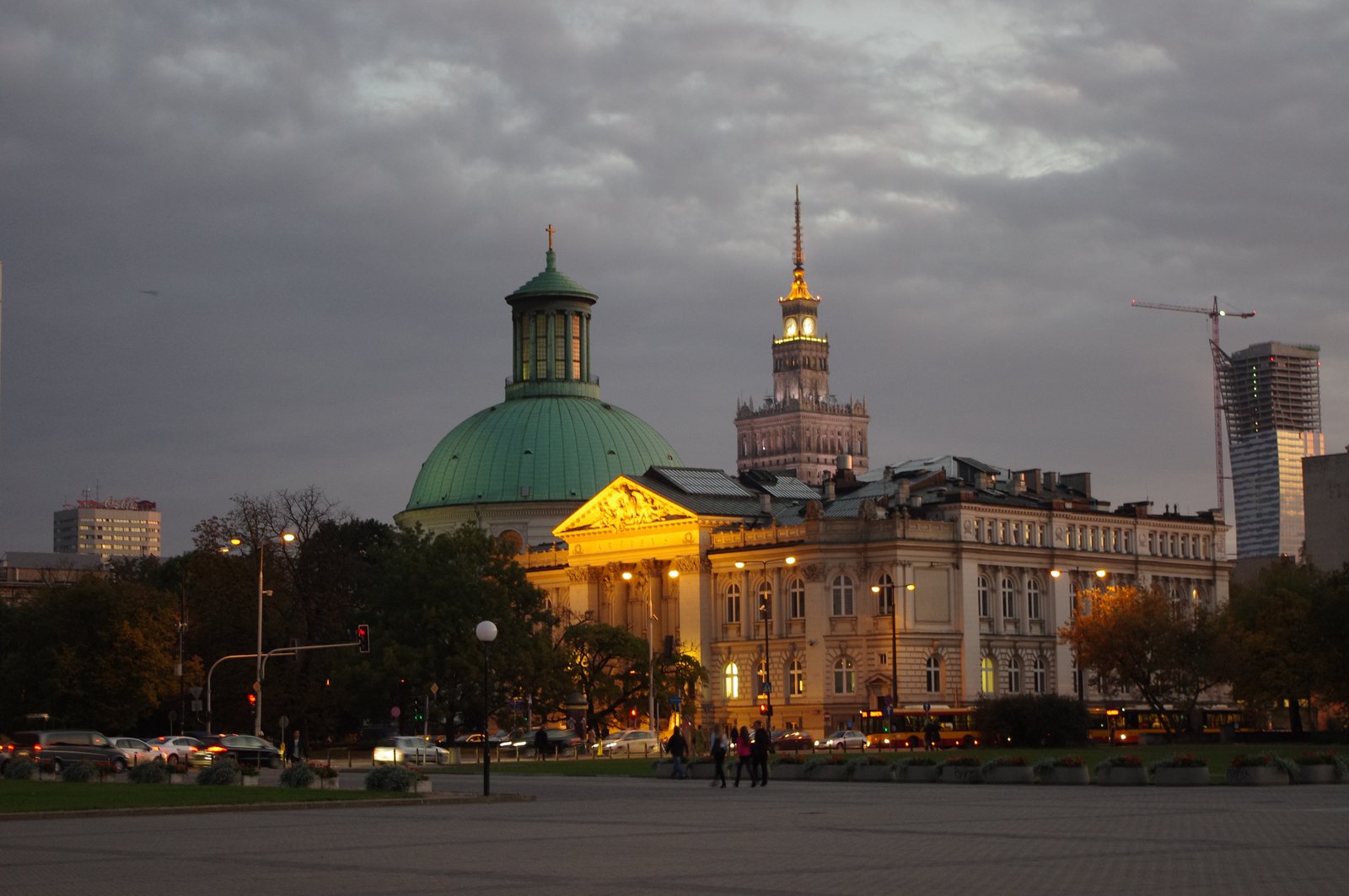 Zachęta i kościół Świętej Trójcy od strony placu Piłsudskiego, wieczorem. 2012.